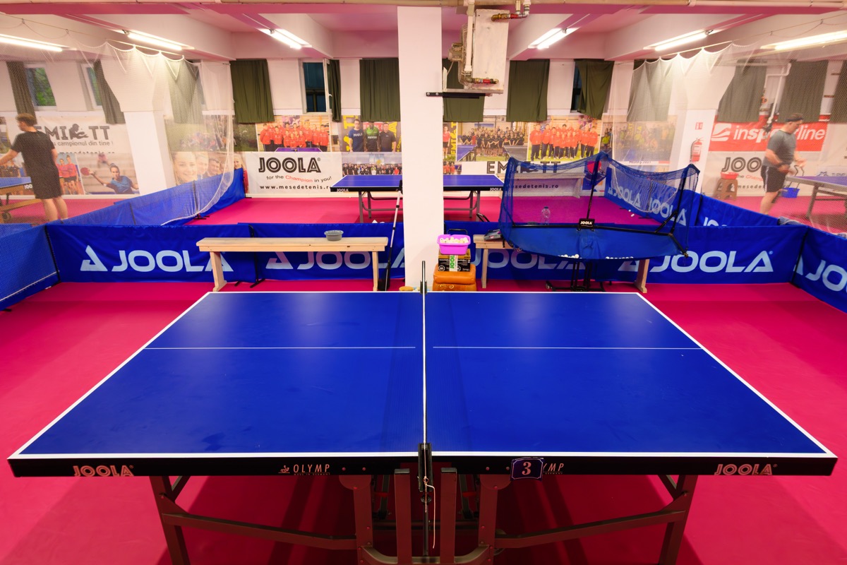Vedere de ansamblu: sala clubului cu toate mesele Joola